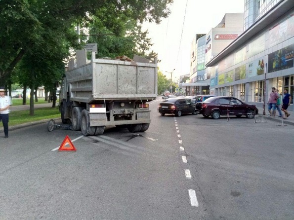 В Ставрополе под колеса «КАМАЗа» попал велосипедист
