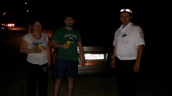 Ставропольские инспекторы ГИБДД угощают утомленных водителей кофе на ночной дороге