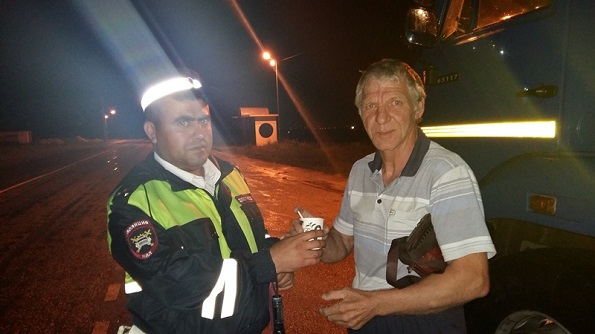 Ставропольские инспекторы ГИБДД угощают утомленных водителей кофе на ночной дороге