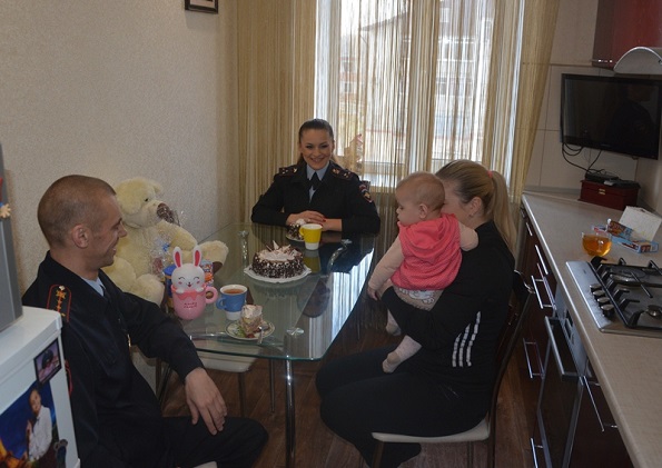 В Международный день защиты детей ставропольские автоинспекторы поздравили свою маленькую крестницу