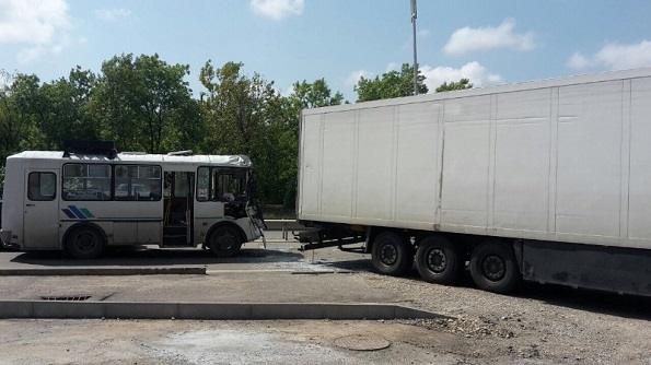 В Пятигорске столкнулись рейсовый автобус и грузовая фура