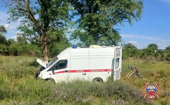 ДТП на Ставрополье: автомобиль скорой помощи вылетел с дороги ДТП на Ставрополье: автомобиль скорой помощи вылетел с дороги