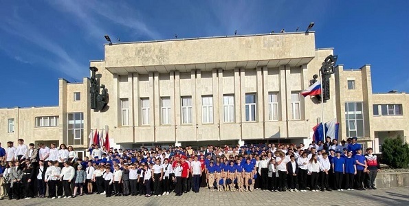 250 школьников пополнили ряды юнармейцев