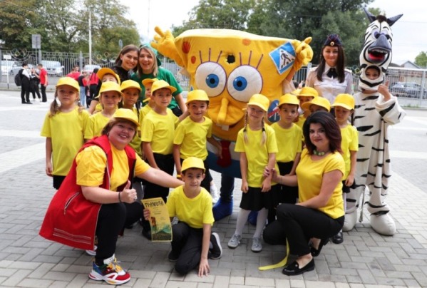 Более пятисот школьников города Пятигорска приняли участие в танцевальном флешмобе в единый День безопасности дорожного движения