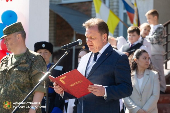 Ульянченко выступает на Последнем звонке