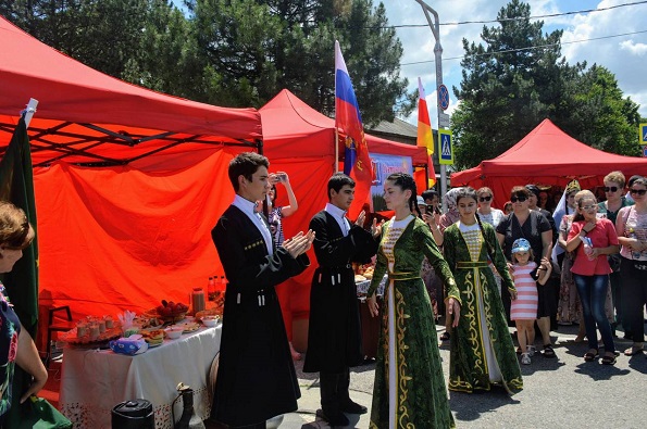 В Нефтекумском и Курском округах Ставрополья День России отметили фестивалями национальных культур