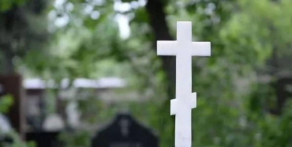 Кладбище, крест