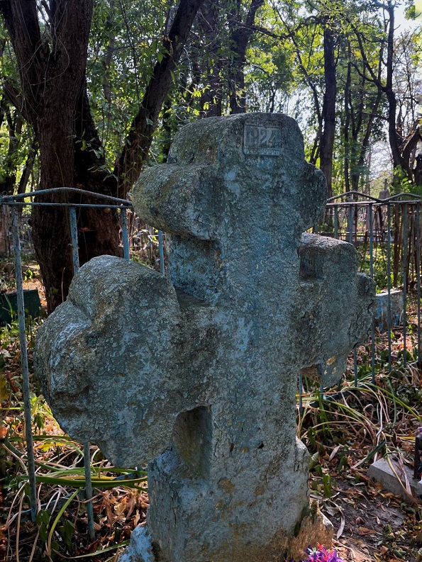 Старый крест на кладбище Ставрополя