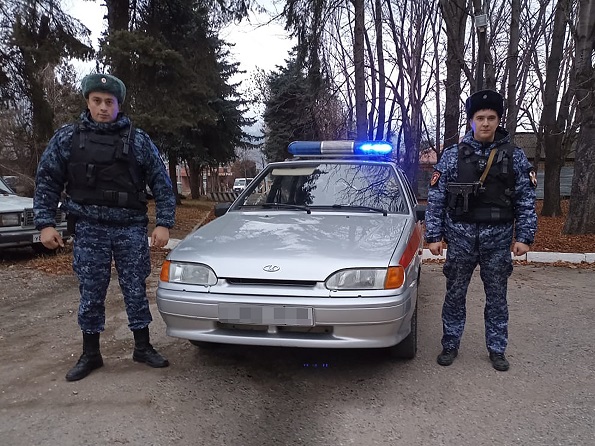 Сержант полиции Сергей Кронг и младший сержант полиции Ардель Хутов