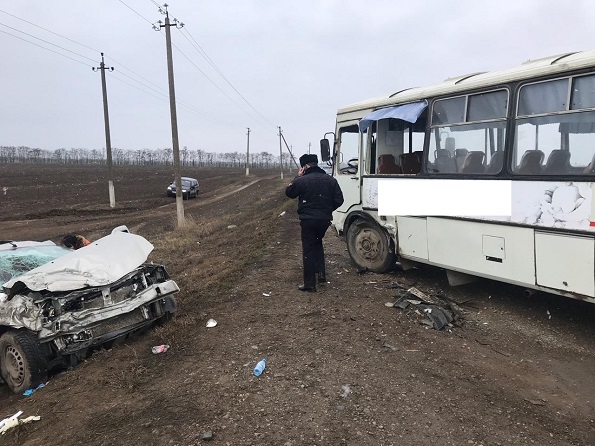 В Георгиевском районе в столкновении автобуса и легкового автомобиля один человек погиб и трое пострадали
