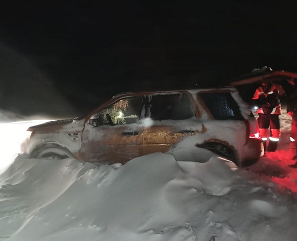 «Ленд Ровер». Хозяин автомобиля решил проехать из Ипатово в Большую Джалгу «по прямой»: не по официальной трассе, а через степи. И, конечно, застрял в снежном покрове. 
