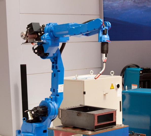 Роботы часто используются в качестве производственного оборудования
