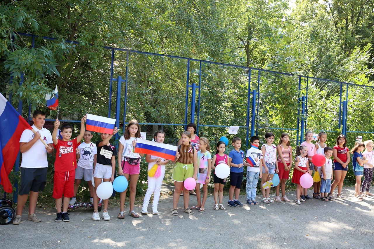 Ставропольская детвора весело и познавательно отметила День флага России