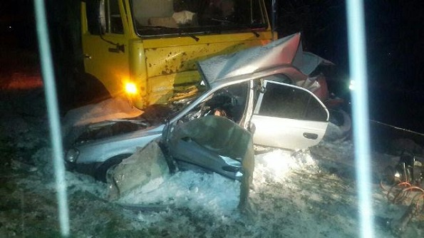 Два человека погибли после столкновения легкового автомобиля и грузового в Буденновском районе