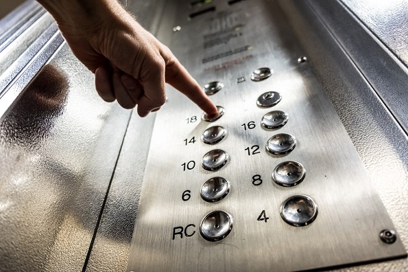 Нажатие кнопки в лифте
