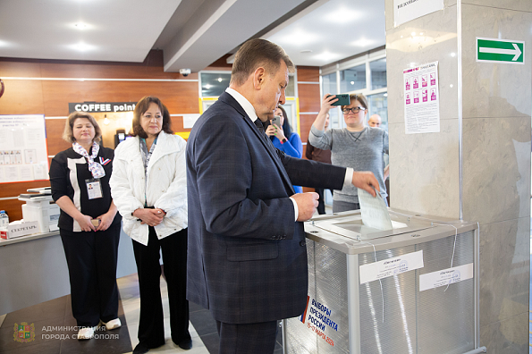 Глава Ставрополя Иван Ульянченко голосует на выборах президента России