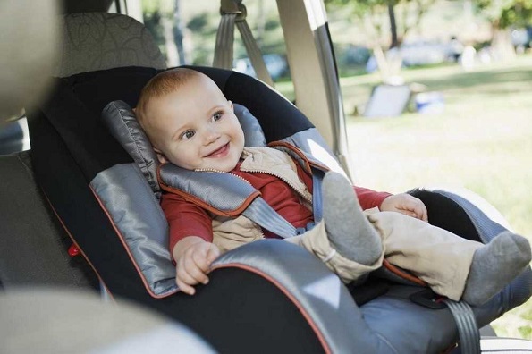 Ребенок в автомобильном детском кресле