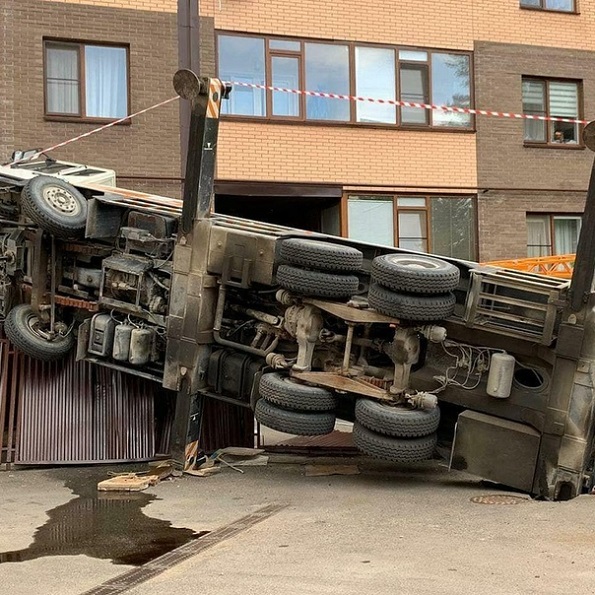 В Ставрополе упал автокран: один человек пострадал