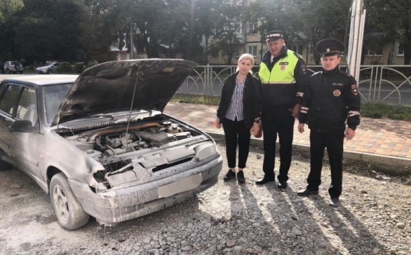 Автоинспекторы Ставрополя помогли потушить загоревшийся автомобиль