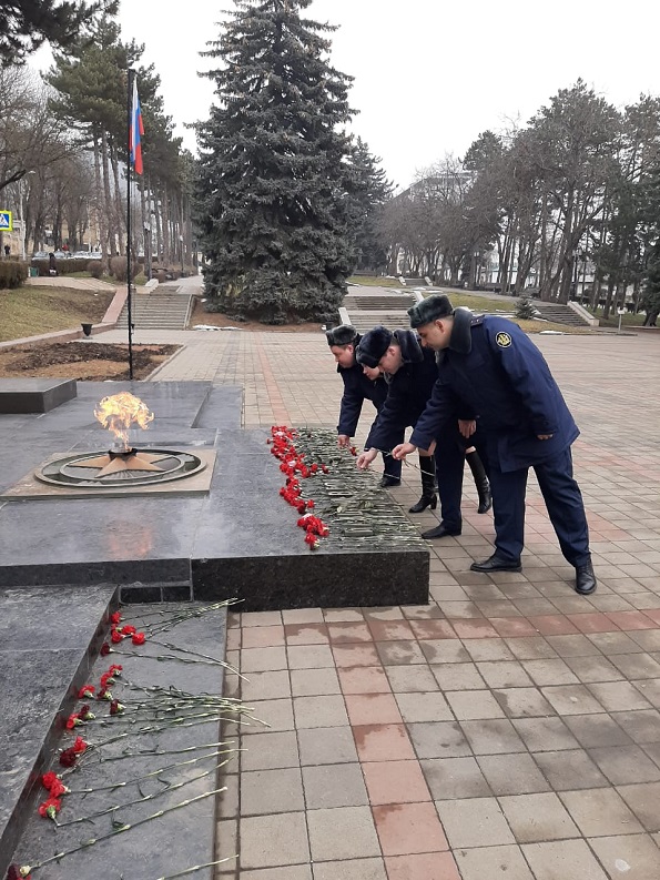 Сотрудники СИЗО-2 возложили цветы к могиле неизвестного солдата на мемориальном комплексе «Огонь Вечной Славы»