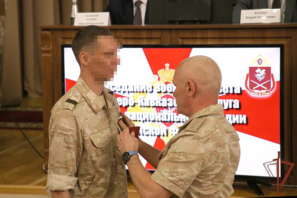 Генерал-полковник Сергей Захаров вручает награды