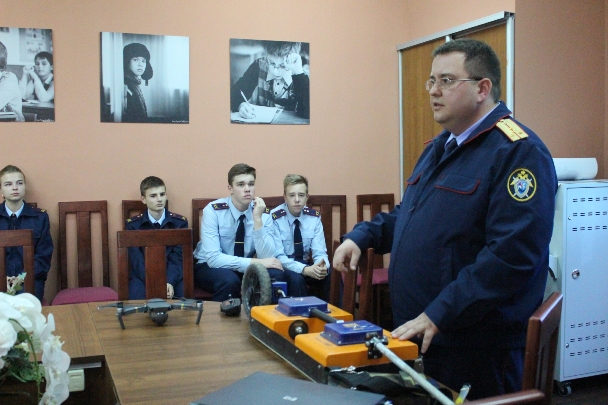 Следователи-криминалисты следственного управления СКР по Ставропольскому краю провели для кадет обучающее занятие