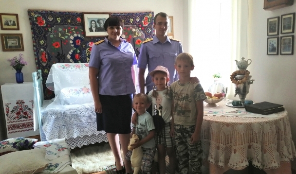 В Левокумском районе следователи СКР сводили детей из многодетной семьи в музей казаков-некрасовцев