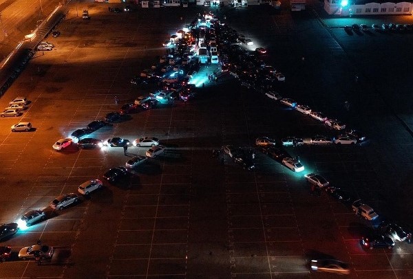 На Ставрополье автолюбители и сотрудники Госавтоинспекции собрали «Автоелку» из более 200 автомобилей