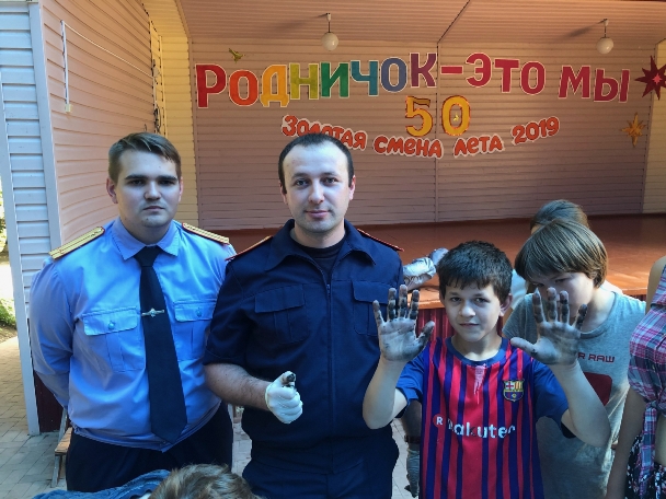 В Петровском городском округе сотрудники СКР показали детям содержимое следственного чемодана