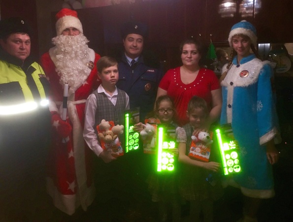 Полицейский Дед Мороз навестил многодетную семью