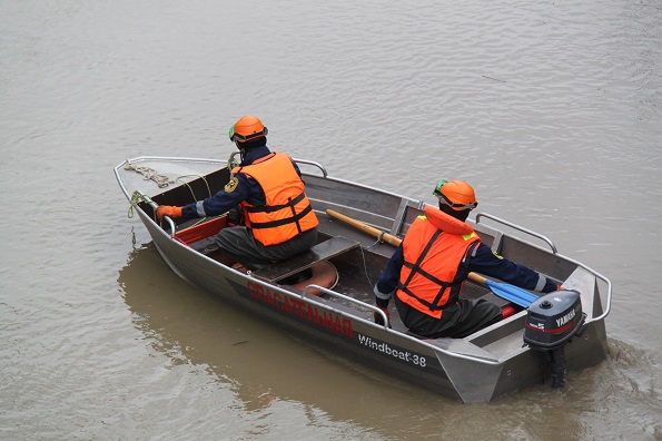 Спасатели ПАСС СК на лодке