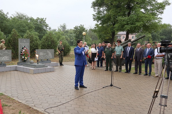 На Ставрополье офицеры Росгвардии приняли участие в открытии памятника павшим воинам