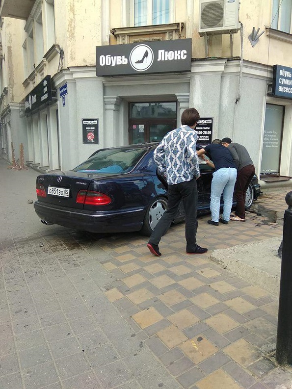 Иномарку выбросило на тротуар после ДТП в центре Ставрополя