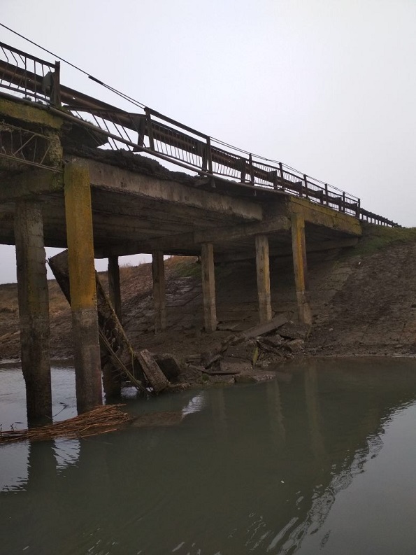 В Андроповском районе частично обрушился мост