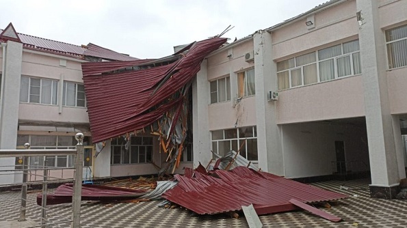 Сорвало крышу ДК и школы в Красногвардейском районе