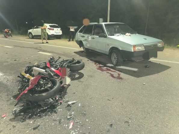 В Предгорном округе нарушение правил перестроения привело к столкновению автомобиля и мотоцикла