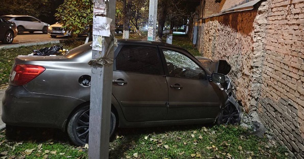 В Пятигорске в результате автоаварии погиб водитель, въехав в дом