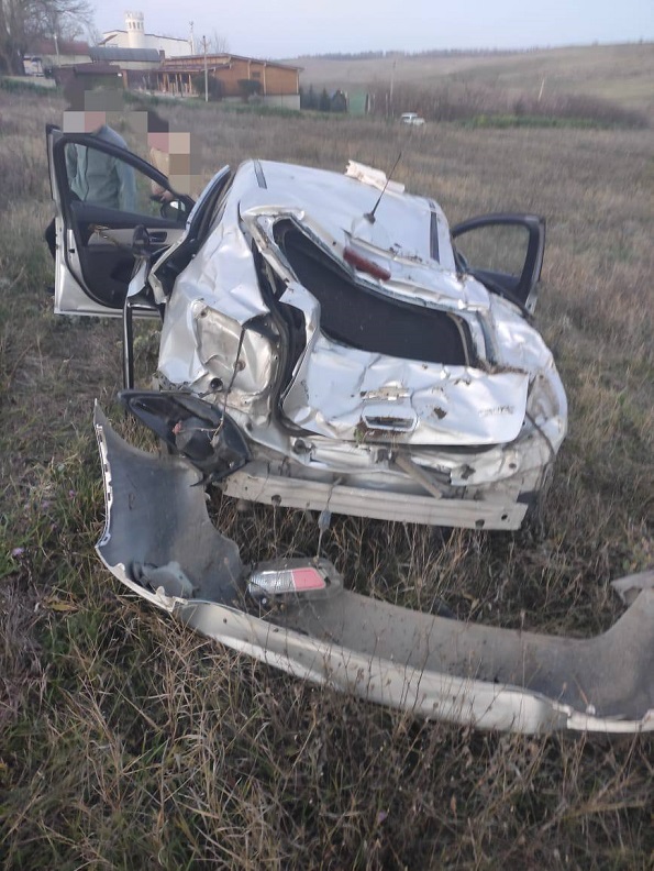 В Кочубеевском округе в результате съезда с дороги пострадали 2 человека