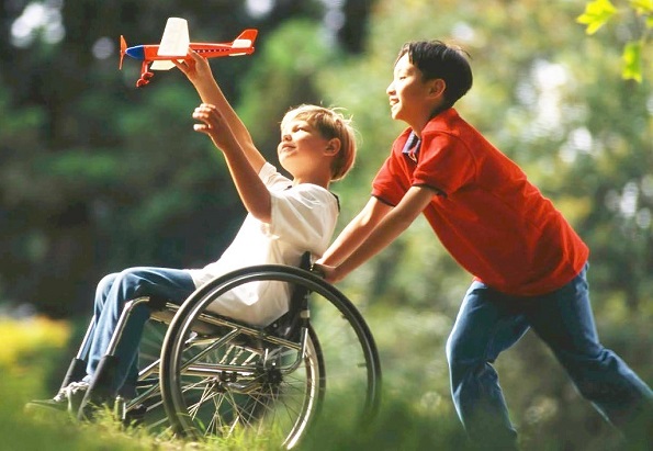 Ребенок-инвалид на инвалидной коляске