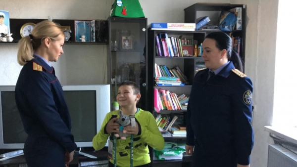 В Ставрополе офицеры СКР снова навестили и поздравили с наступающими зимними праздниками мальчика с ограниченными возможностями здоровья