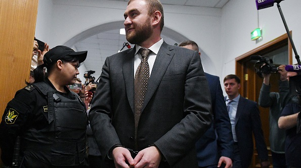 Правоохранители задержали в среду 32-летнего сенатора от Карачаево-Черкесии Рауфа Арашукова и его отца, советника гендиректора ООО «Газпром межрегионгаз», Рауля Арашукова. 