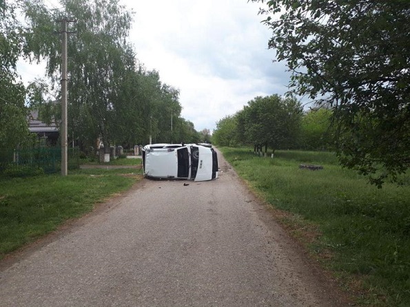 В Александровском районе пьяный водитель "Нивы" опрокинул авто после наезда на колодец