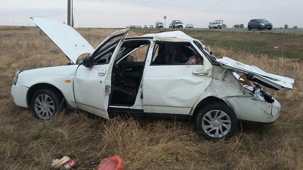 В Грачевском районе опрокинулся автомобиль. Пострадали астраханцы