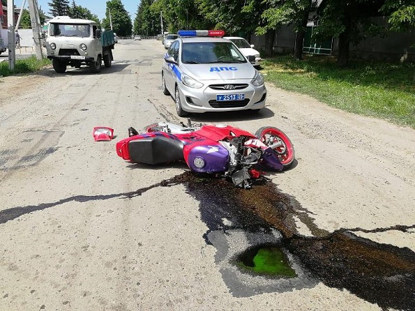 В Кочубеевском районе водитель мотоцикла въехал в дорожную яму и упал с мотоцикла