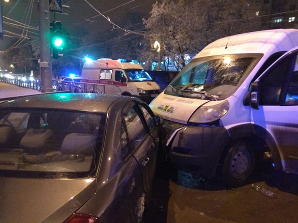 В Ставрополе сегодня столкнулись пассажирская маршрутка и легковой автомобиль