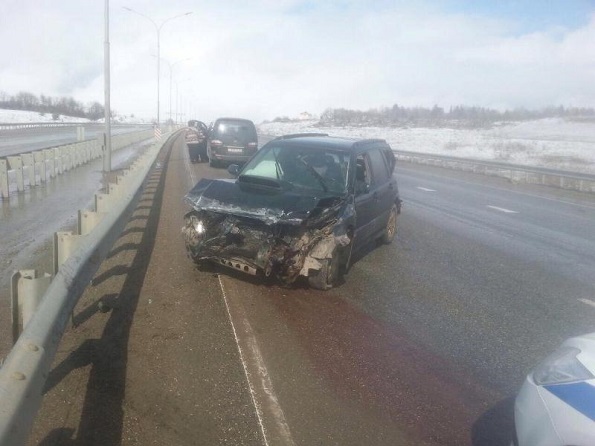 Вблизи аэропорта Минвод водитель иномарки въехал в дорожное ограждение