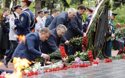 Возложение цветов на мемориале «Вечная Слава» в Ставрополе