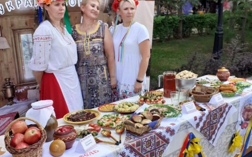 Сказочных бычков из подручных материалов сделали на фестивале национальных культур в Буденновске