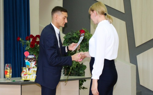 Росгвардейцы поздравили офицеров-воспитателей кадетской школы с праздником 