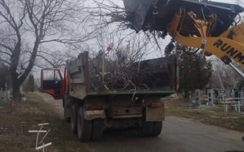 Уборка кладбищ к Пасхе